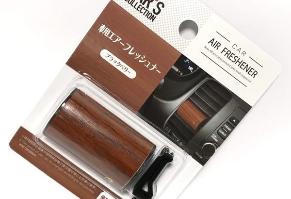 ダイソーの『車用エアーフレッシュナー(ブラックベリー)』が木目調で甘い香り！