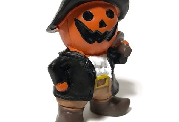 ダイソーのカボチャ海賊『ハロウィン ミニチュア置物』の刀でカッコイイ！