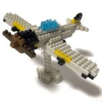 ダイソーの『プチブロック プロペラ機』は角度を変えて飛行してるみたい！
