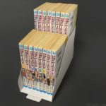 ダイソーの『コミック・文庫本ブックスタンド』が本棚に段差でたっぷり収納できる！