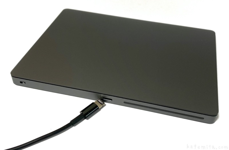 PC/タブレット PC周辺機器 Appleの『Magic Trackpad 2(スペースグレイ)』が黒いLightningケーブル 