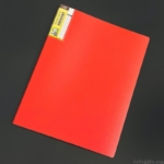 100均の『i-G 32ポケットファイル A4』の濃い赤色のファイルが目立って便利！