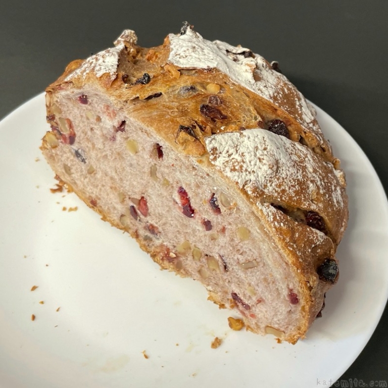 コストコの『ウォールナッツクランベリーブレッド』がクルミとクランベリーたっぷりで超おいしい！ 買てみた