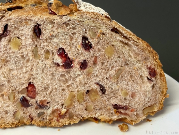 コストコの『ウォールナッツクランベリーブレッド』がクルミとクランベリーたっぷりで超おいしい！ 買てみた