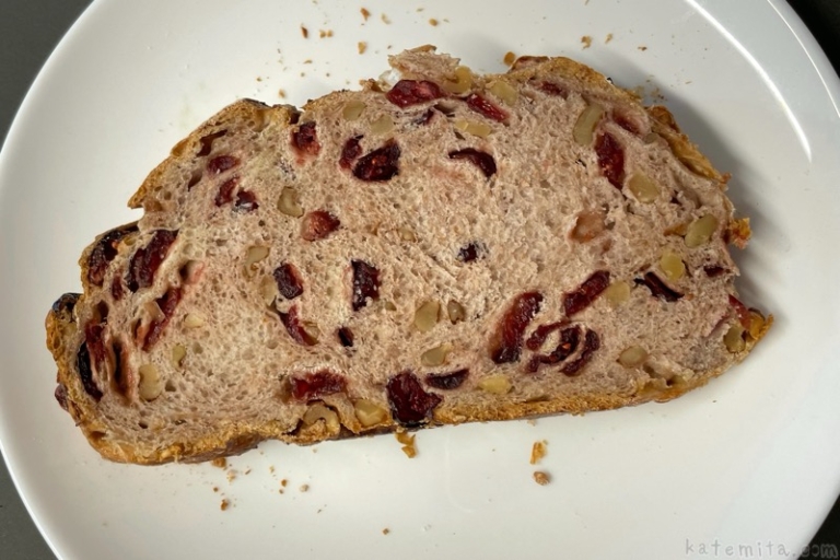 コストコの『ウォールナッツクランベリーブレッド』がクルミとクランベリーたっぷりで超おいしい！ 買てみた