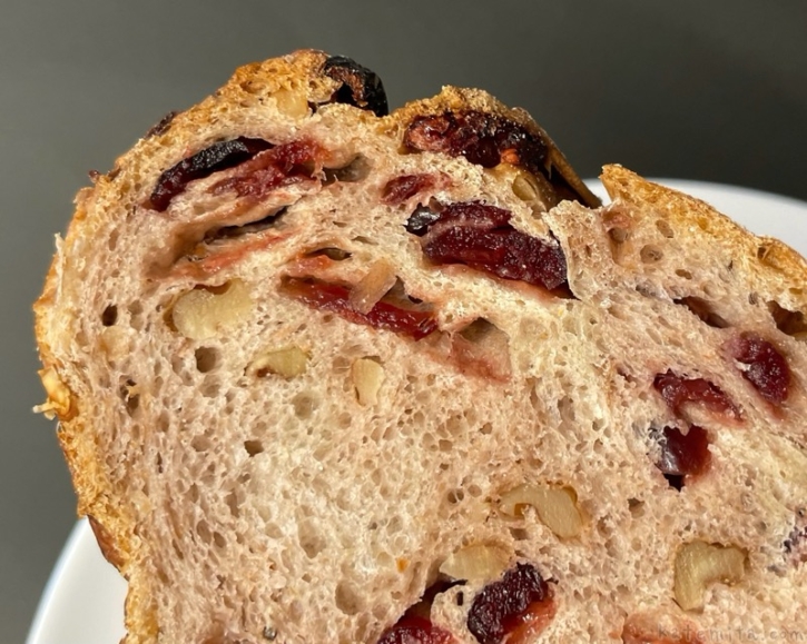 コストコの『ウォールナッツクランベリーブレッド』がクルミとクランベリーたっぷりで超おいしい！ 買てみた