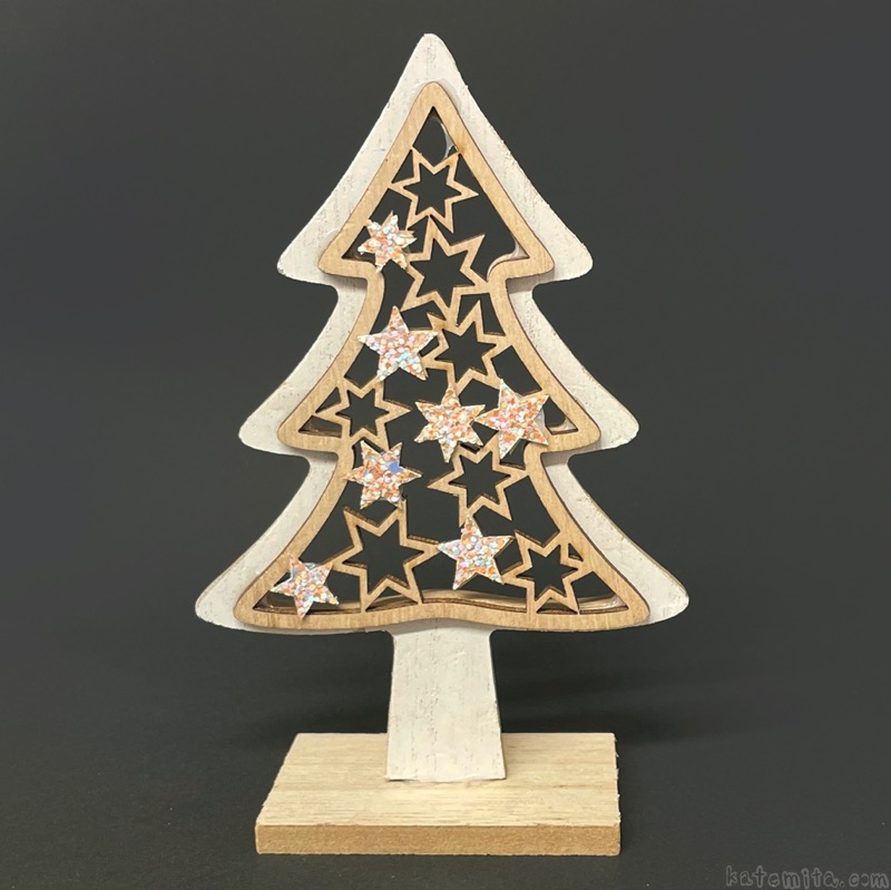 100均の『ナチュラルウッドグリッタースターツリー』が木製のクリスマス用インテリアで可愛い！ | 買てみた