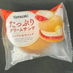 ヤマザキの『たっぷりクリームサンド(メープル&ホイップ)』がメープルゼリーの甘みで超おいしい！