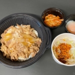 吉野家の『にこるんの牛丼』がキムチにねぎラー油と半熟卵でガッツリ美味しい！