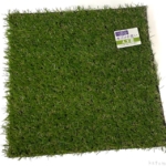 100円の『水はけが良い人工芝(30×30cm)』が正方形にカットされた人工芝で少し飾るのに便利！