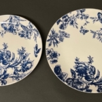 100均の『プレート ヴィンテージフラワー』が青色で花が描かれたお皿でオシャレ！