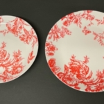 100均の『プレート ヴィンテージフラワー』が赤色の花が描かれたお皿がオシャレな可愛さで良い！
