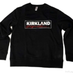 コストコの『カークランドシグネチャー ユニセックス ロゴ クルーネック ブラック』が温かい長袖でインパクトある見た目！