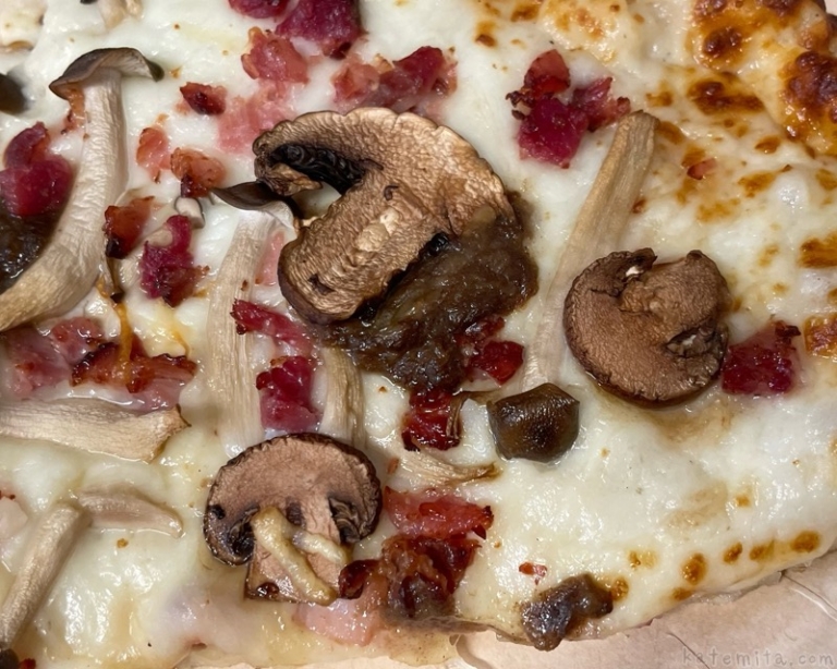 コストコの『マッシュルームピザ(マッシュルーム ポルチーニソース)』がキノコとベーコンで超おいしい！ 買てみた