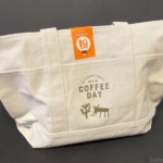 カルディで『コーヒーの日バッグ』がトートバッグと珈琲がセットで可愛い！