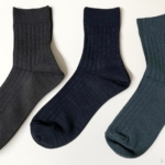 トップバリュの『CASUAL SOCKS ハーフ丈(MEN)』の靴下がシンプルな色で服に合わせやすい。