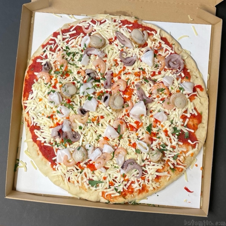 コストコの『シーフードピザ』が海老、イカ、タコ、ホタテの直径40cmホールピザで美味しい！ 買てみた