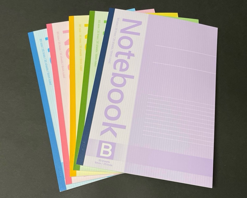 トップバリュの『ノートブック B5 B罫 5色セット』が色違いの5冊で便利