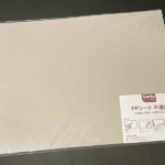 セリアの『PPシート 不透明(50×35cm)』が大きなサイズでハサミで切れる！
