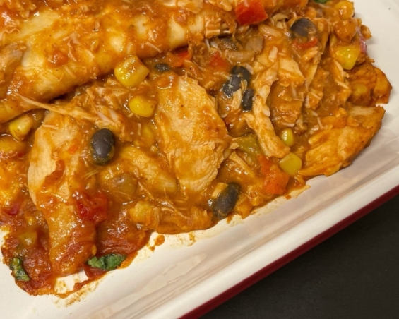 簡単なチキンと豆のエンチラーダのレシピ