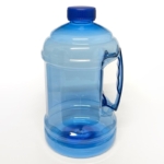セリアの『持ち手付 給水ボトル1.55L(冷水・冷茶専用)』が青色のシンプルなボトルで便利！