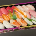 ロピアの『魚萬の握り寿司(竹)』が本マグロ入りで20貫入って美味しい！