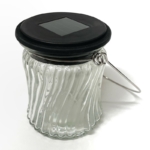 ダイソーの『ソーラーライト(ガラス瓶、透明)』がLEDの光がガラスから広がってオシャレ！