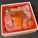 ロピアの『魚萬 賄い丼』がマグロやサーモン、イクラの海鮮丼で美味しい！