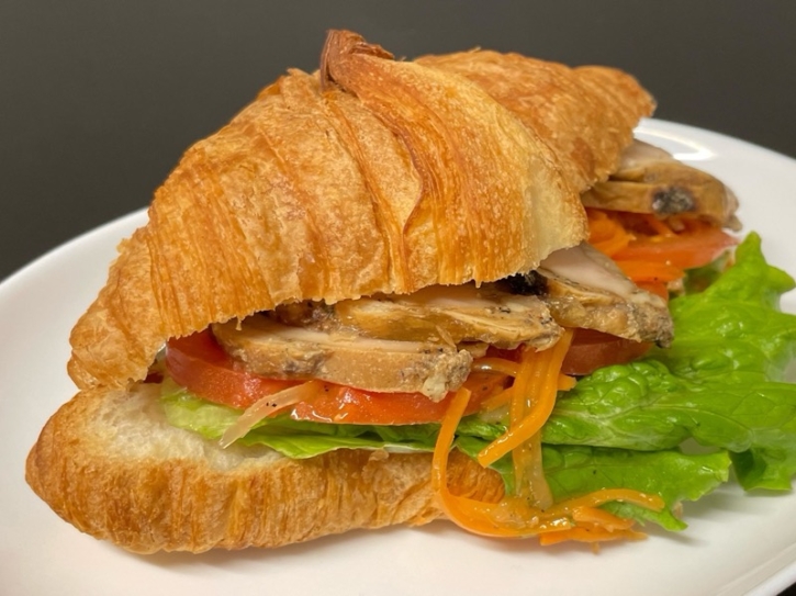 コストコの『グリルペッパーチキンサンドイッチ』がクロワッサンのパンにマヨマスタードで美味しい！ 買てみた