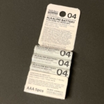 Standard Productsの『アルカリ乾電池単4型 5本』が白いシンプルなデザインの電池！