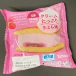 ヤマザキの『クリームたっぷり生どら焼(桜餅&苺風味ホイップ)』がモチモチ甘くて美味しい！