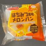 ヤマザキの『はちみつ風味メロンパン』がチーズクリームと蜂蜜の甘さで美味しい！