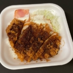 かつやの『ど真ん中ベーコンエッグカツ丼』がカツの下にベーコン入りで美味しい！