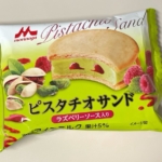 森永乳業の『ピスタチオサンド ラズベリーソース入り』がクッキーでサンドされて美味しい！
