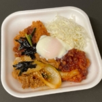 かつやの『牛豚鶏のプルコギビビンカツ丼』がピリ辛で美味しい！