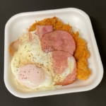 かつやの『ウルトラエッグカツ丼』がチャーシュー、ベーコン、ソーセージが乗って美味しい!