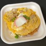 かつやの『出汁醤油ロースカツ in the 親子丼』が鶏と豚肉たっぷりで美味しい！